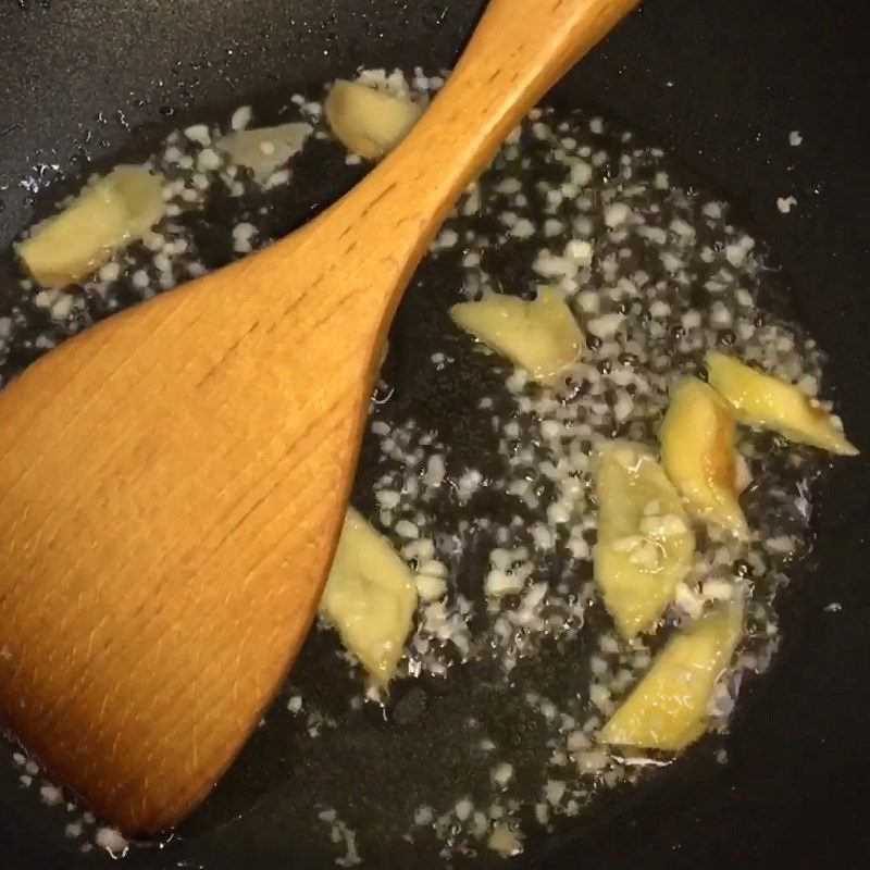 Step 2 Stir-fry the ingredients for Sichuan boiled beef