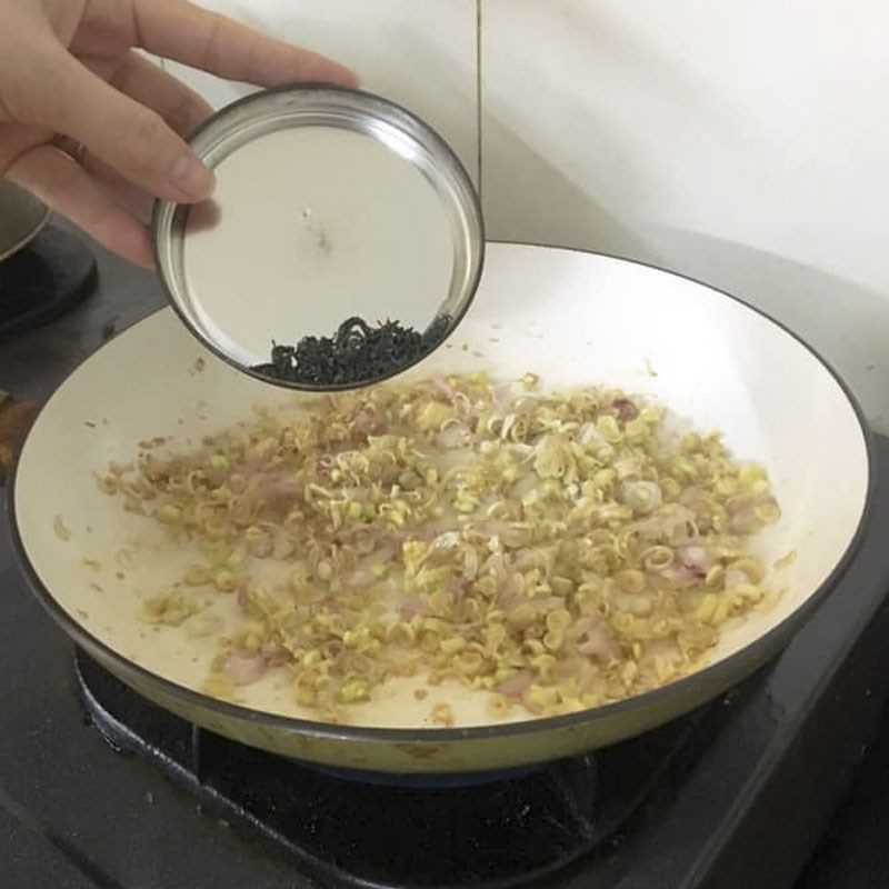 Step 2 Sautéing the ingredients Stir-fried eel with lemongrass and chili