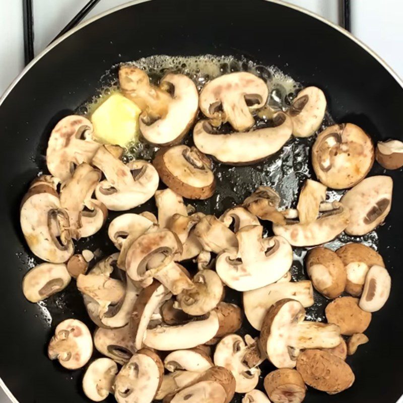 Step 2 Stir-fry the ingredients for Stir-fried Spinach with Garlic and Mushrooms