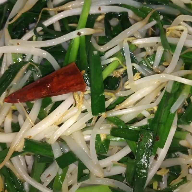 Step 2 Stir-fry the ingredients for Sichuan boiled beef