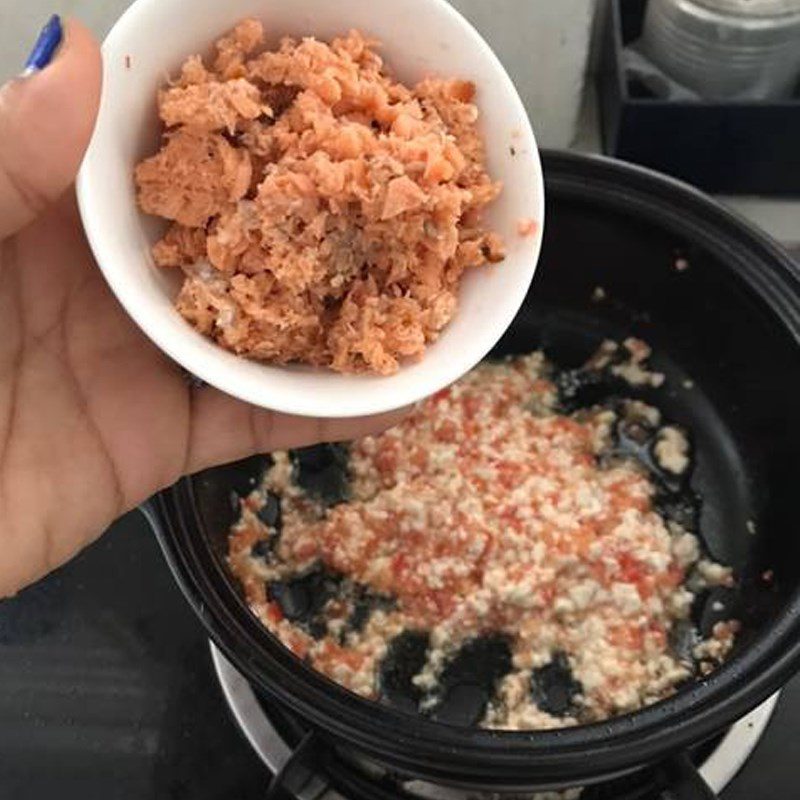 Step 2 Sauté the ingredients Salmon and soft tofu porridge