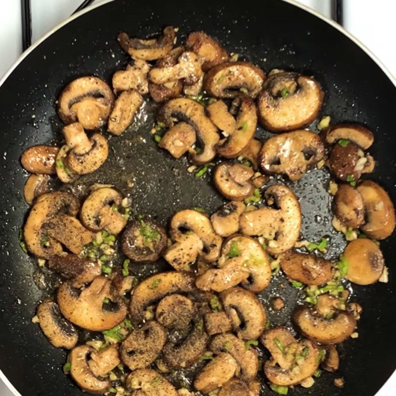 Step 2 Stir-fry the ingredients for Stir-fried Spinach with Garlic and Mushrooms