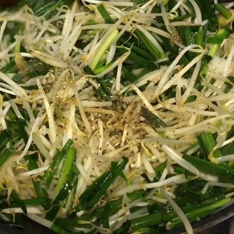 Step 2 Stir-fry the ingredients for Sichuan boiled beef