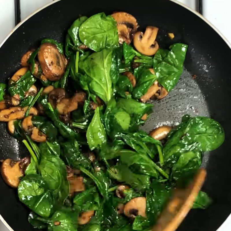 Step 2 Stir-fry the ingredients for Stir-fried Spinach with Garlic and Mushrooms