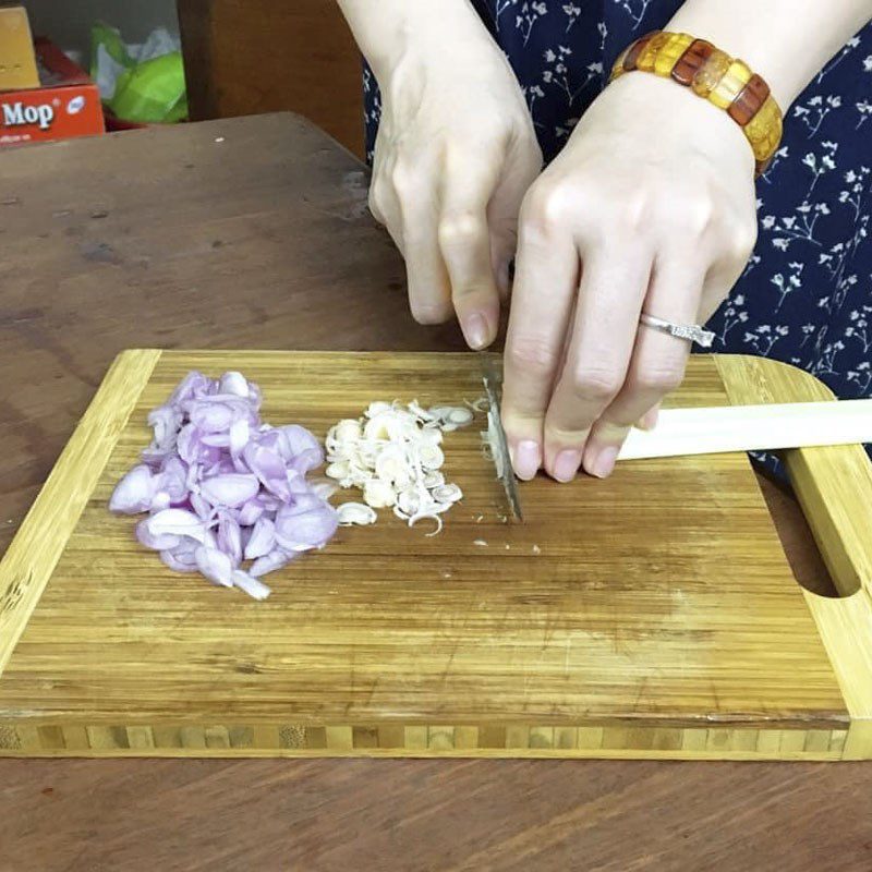 Step 2 Sauté the Ingredients Stir-fried Eel with Lemongrass and Dried Tea