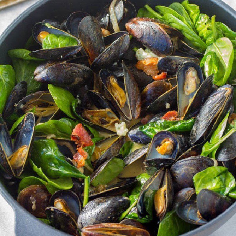 Step 2 Sauté the ingredients Spinach sautéed with clams