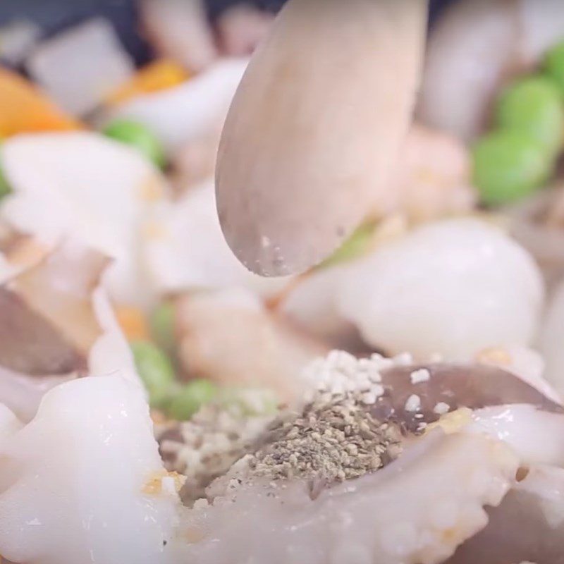 Step 4 Stir-fry ingredients Octopus rice