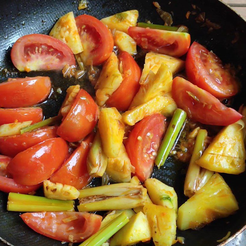 Step 4 Sauté the side ingredients Bun ca ngu Quy Nhon