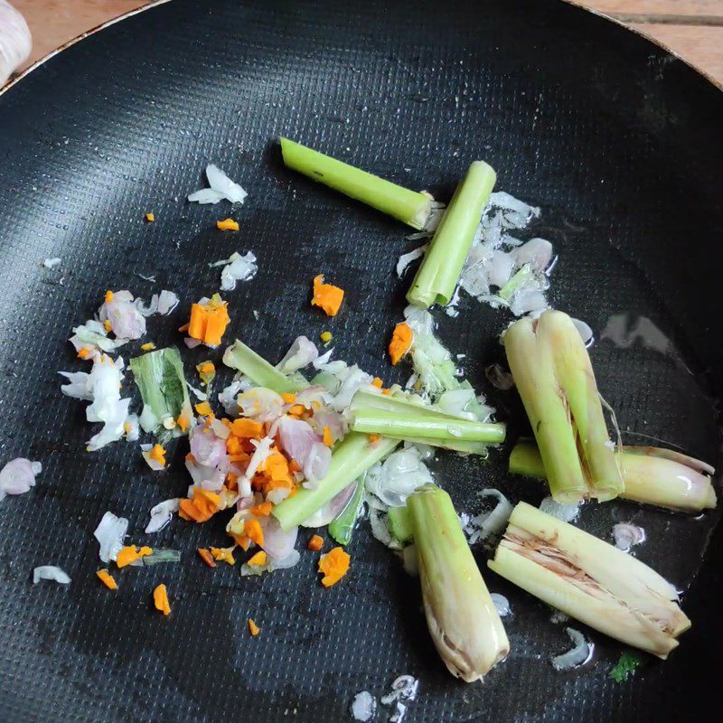 Step 4 Sauté the side ingredients Bun ca ngu Quy Nhon