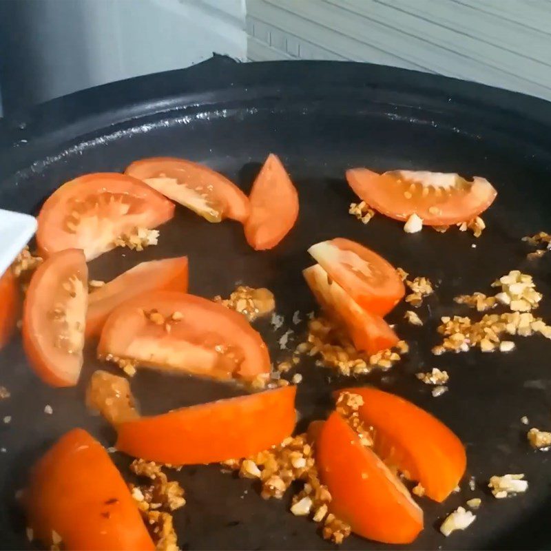 Step 2 Stir-fry vegetable ingredients Sweet and sour beef entrails