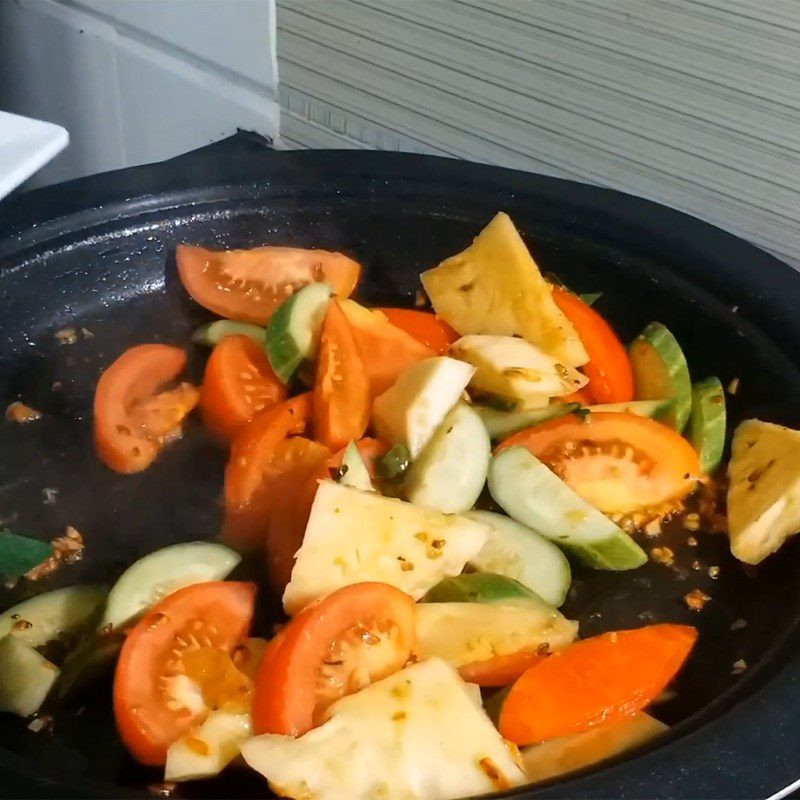 Step 2 Stir-fry vegetable ingredients Sweet and sour beef entrails