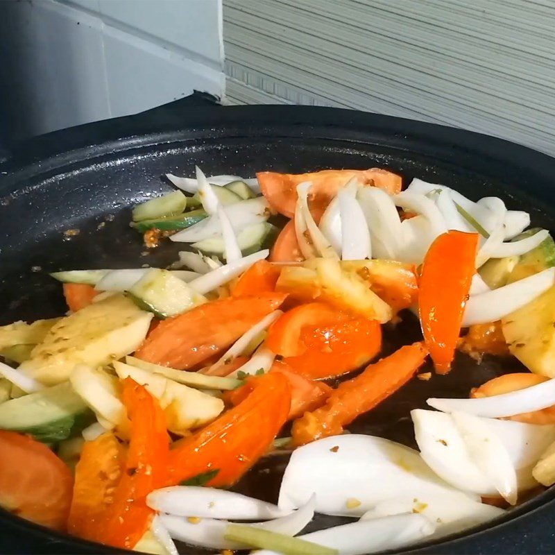 Step 2 Stir-fry vegetable ingredients Sweet and sour beef entrails