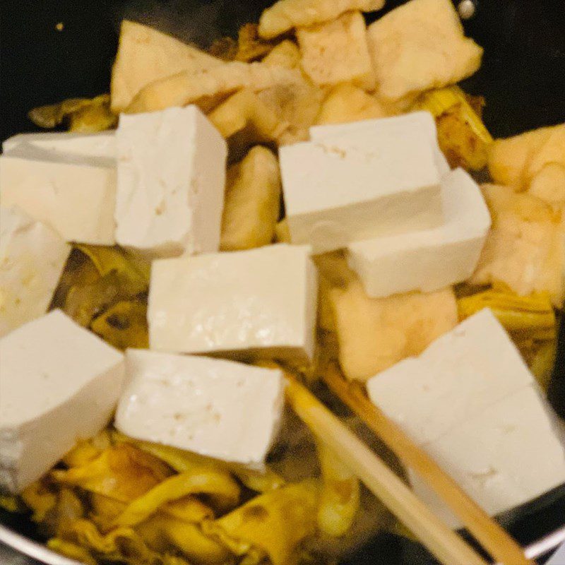 Step 2 Stir-fry ingredients for Vegetarian Quang Noodles