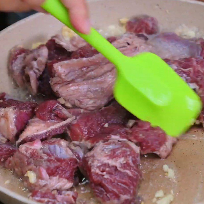 Step 3 Stir-fry the beef for beef stew with potatoes and carrots