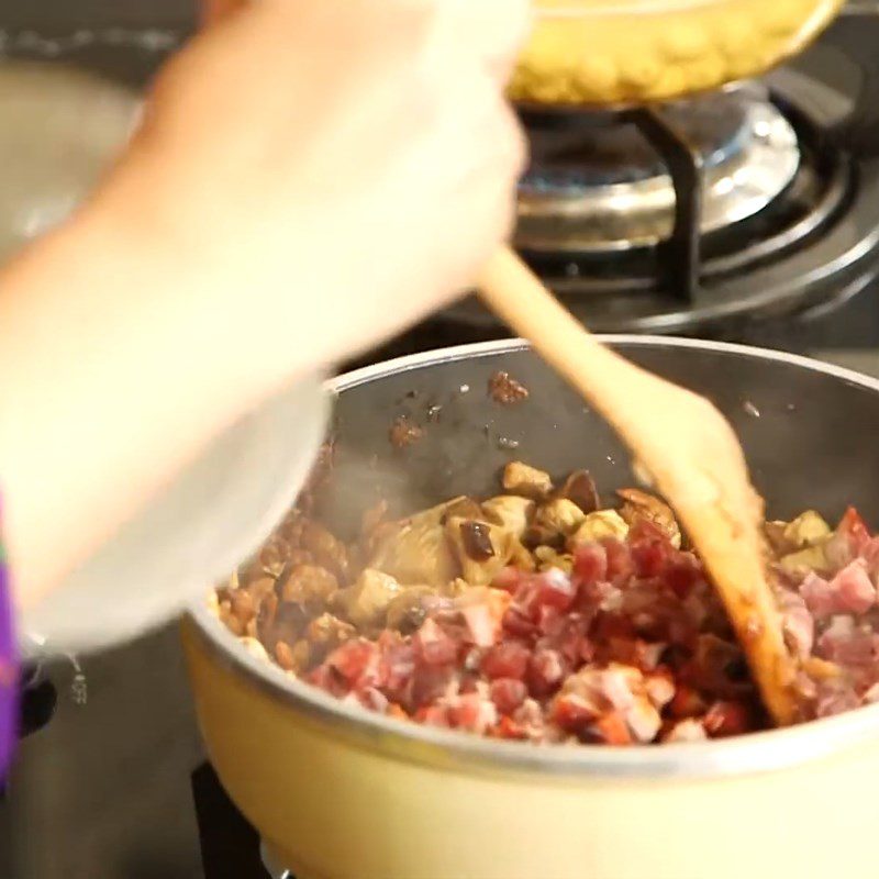 Step 3 Stir-fried filling Chicken sticky rice with lotus leaves