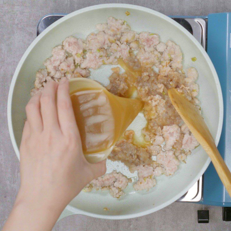 Step 4 Stir-fry filling for shrimp and pork rice cakes