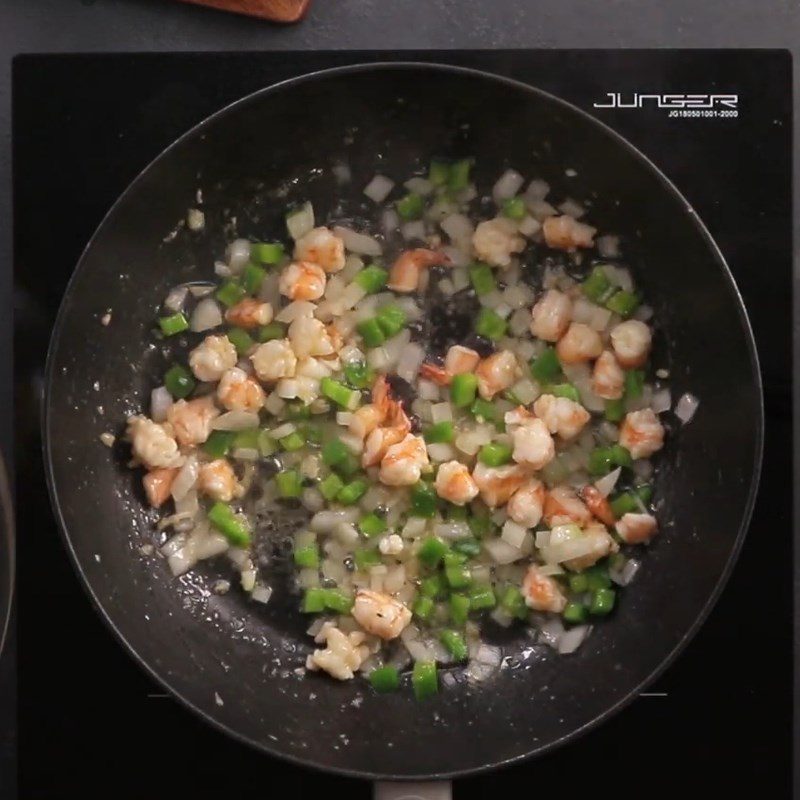 Step 5 Stir-frying Shrimp Salted Egg Shrimp Fried Rice