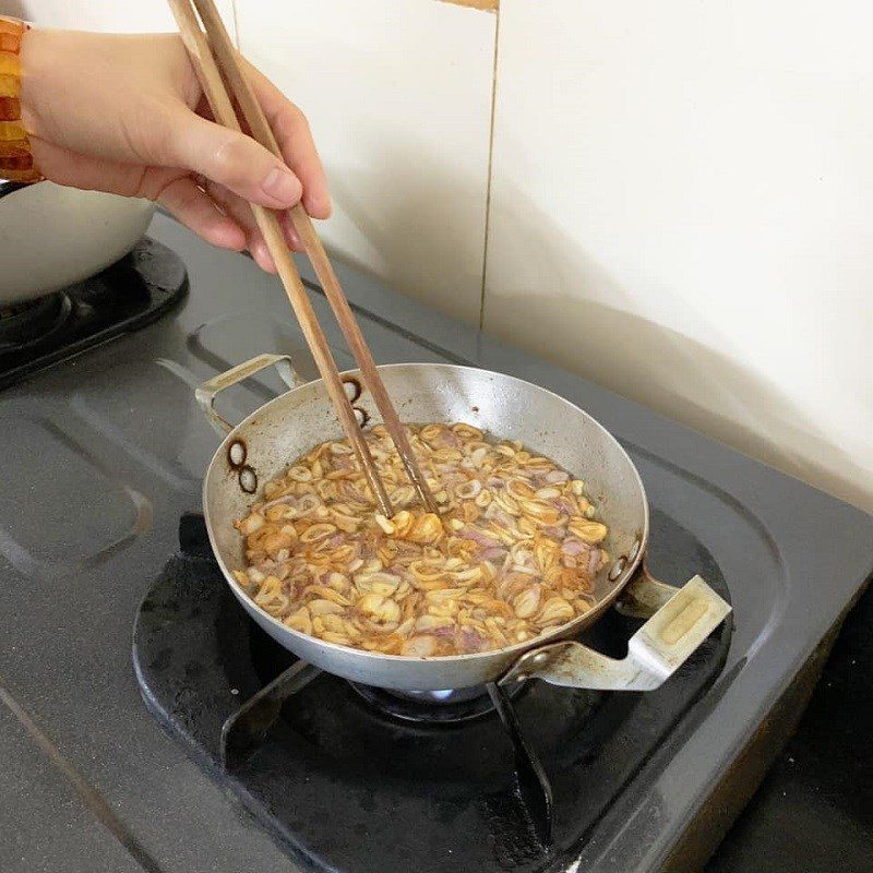 Step 3 Stir-fry the filling for ready-mixed flour rolls