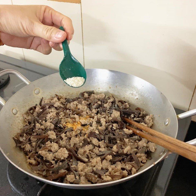 Step 3 Stir-fry the filling for ready-mixed flour rolls