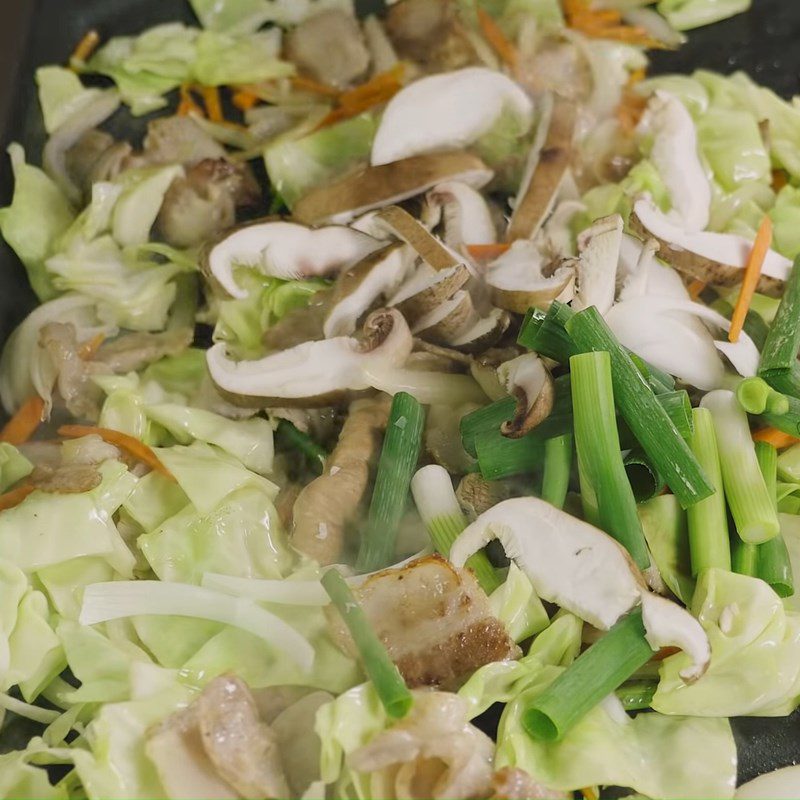 Step 4 Stir-fry the filling Soba noodles stir-fried with pork