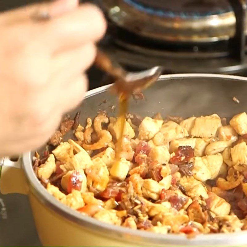 Step 3 Stir-fried filling Chicken sticky rice with lotus leaves