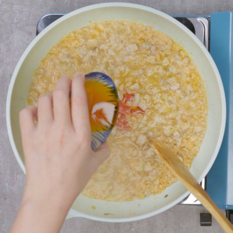 Step 4 Stir-fry filling for shrimp and pork rice cakes