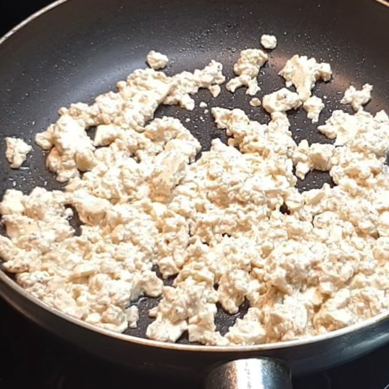 Step 5 Sauté the filling Cabbage rolls with braised tofu and pepper