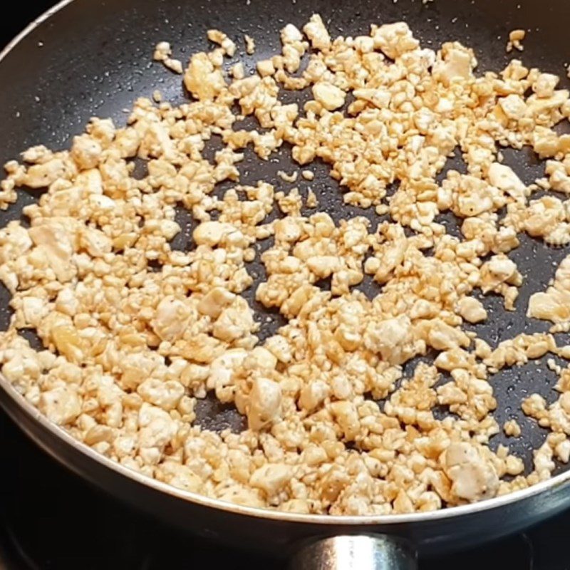 Step 5 Sauté the filling Cabbage rolls with braised tofu and pepper