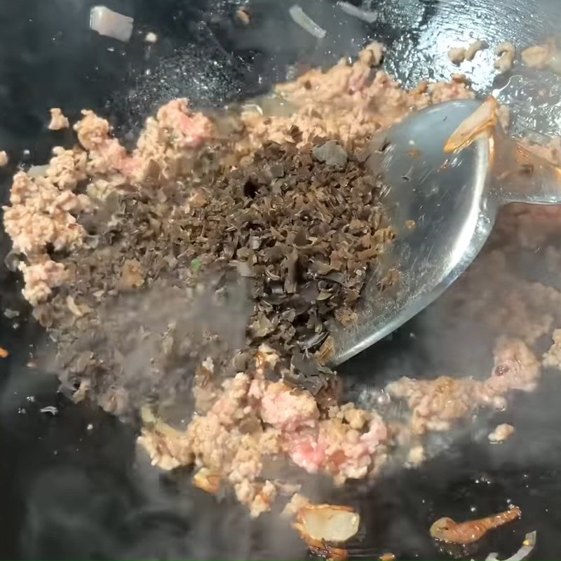 Step 3 Stir-fry the filling for hot salty rice cake from glutinous rice flour