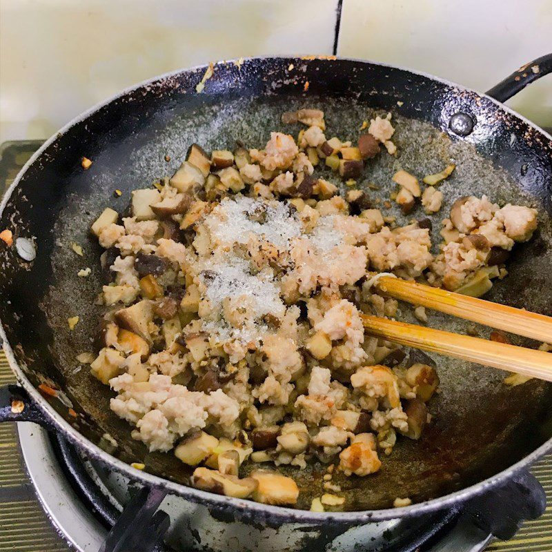 Step 2 Stir-fry the filling Bánh bột lọc lá with meat filling