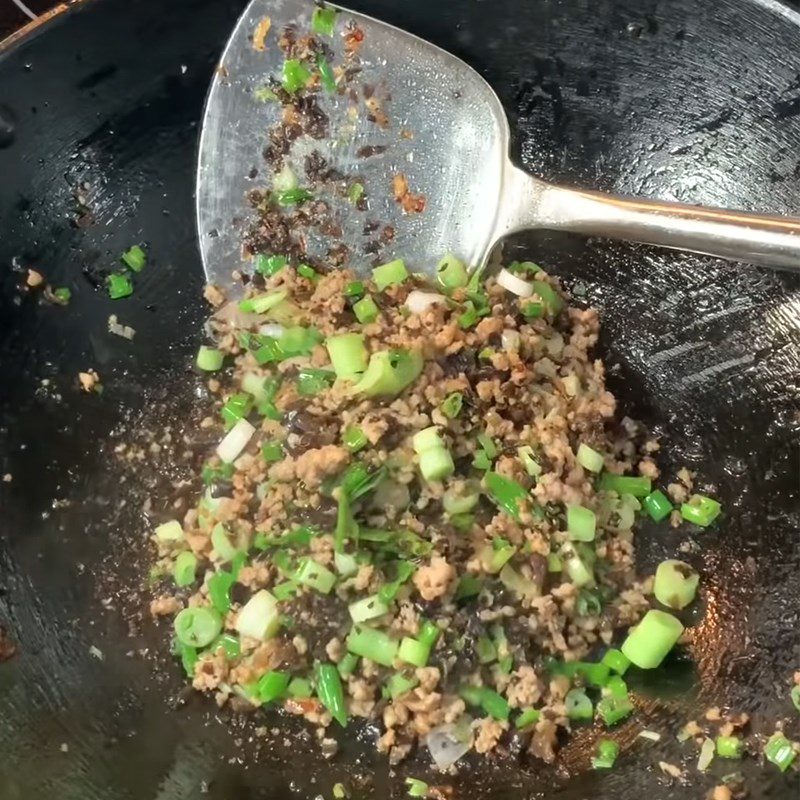 Step 3 Stir-fry the filling for hot salty rice cake from glutinous rice flour