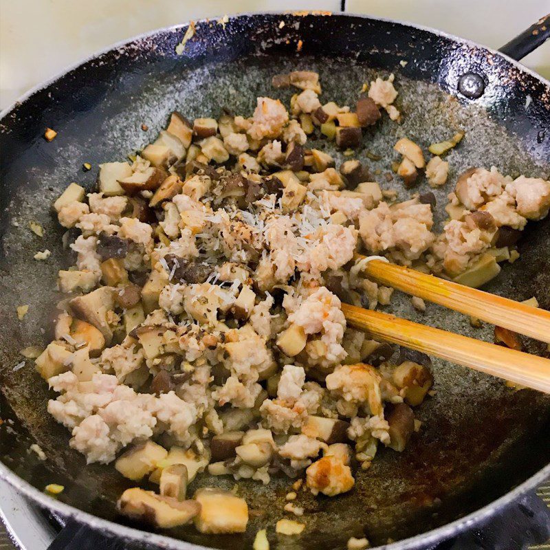 Step 2 Stir-fry the filling Bánh bột lọc lá with meat filling