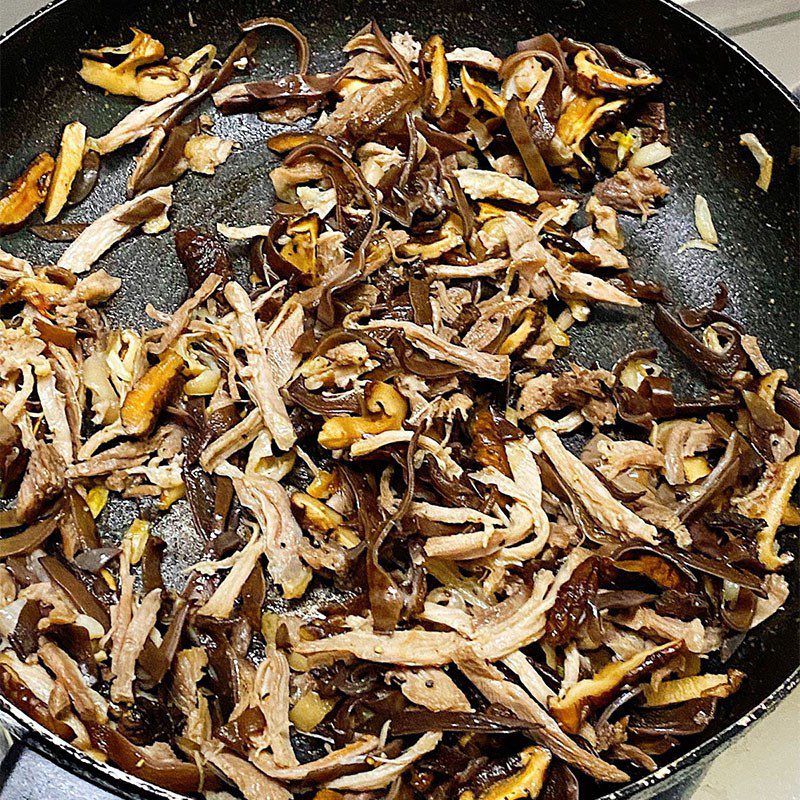 Step 3 Stir-fried chicken and mushroom filling Purple sweet potato cake steamed