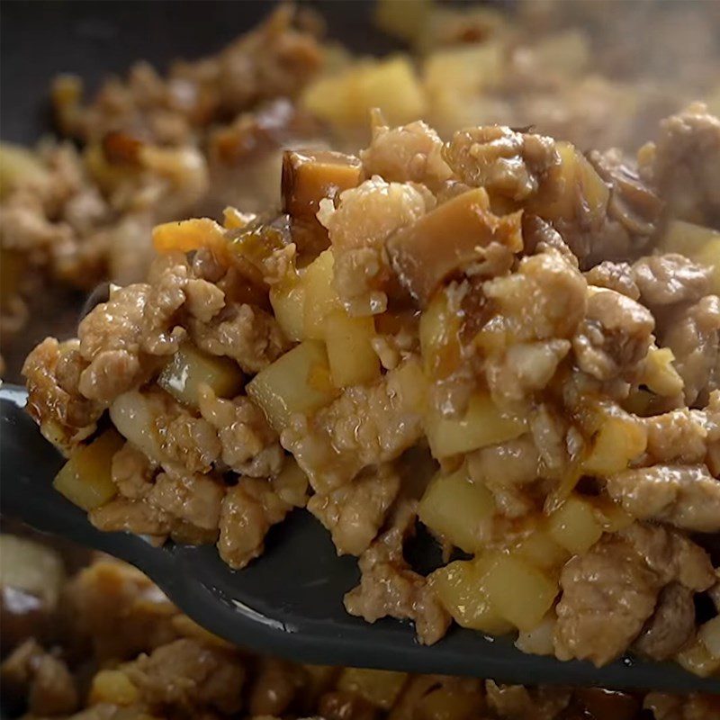 Step 3 Stir-fried Shrimp and Pork Filling Yellow Steamed Sweet Potato Cake