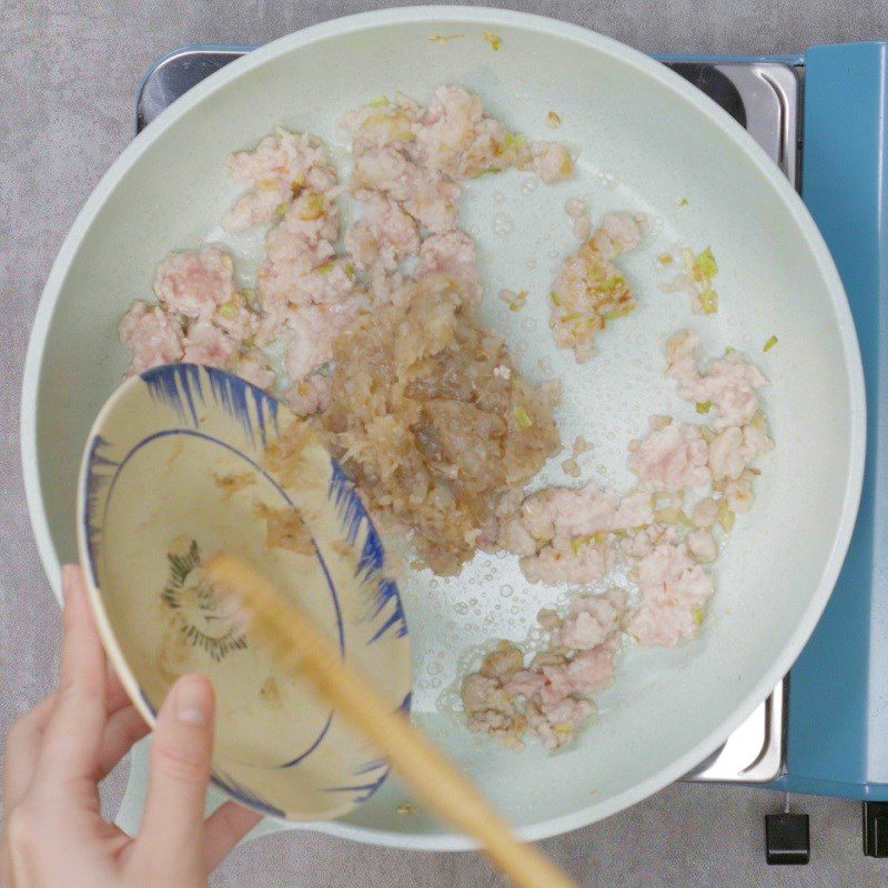 Step 4 Stir-fry filling for shrimp and pork rice cakes