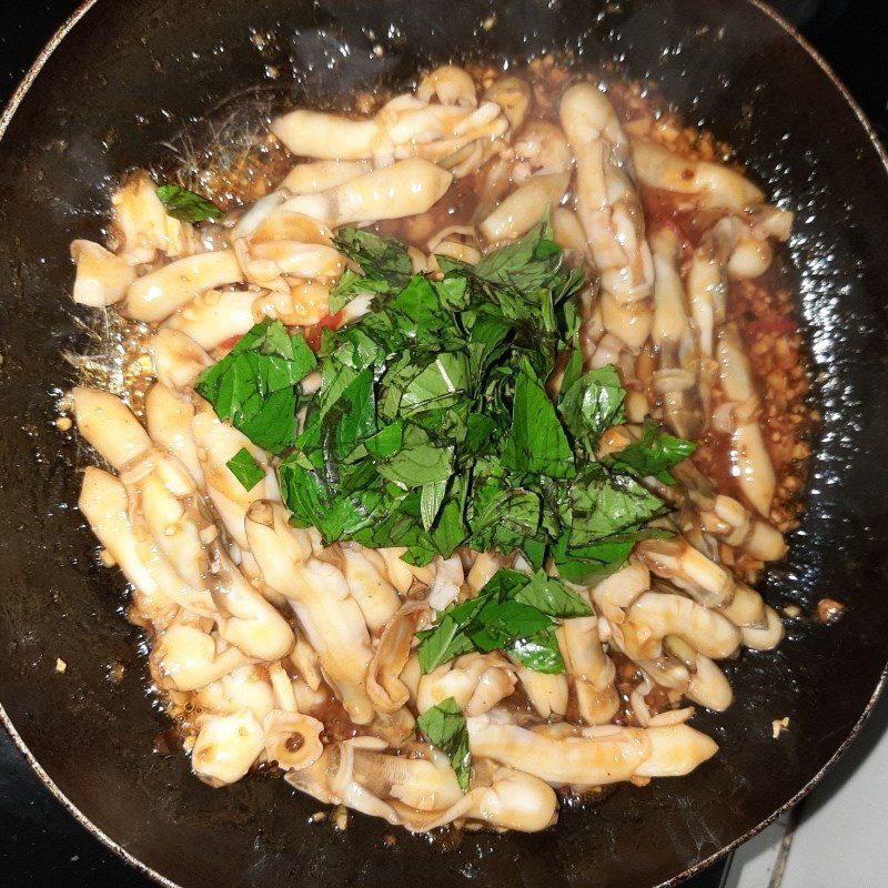 Step 4 Stir-fry the razor clams with satay