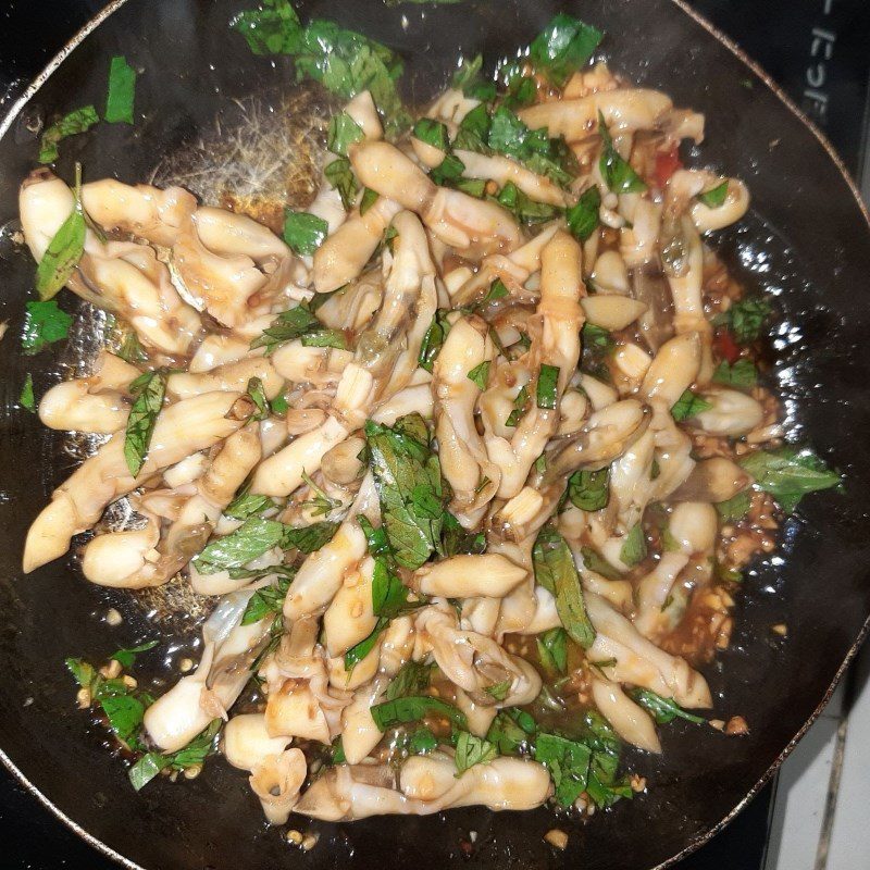 Step 4 Stir-fry the razor clams with satay