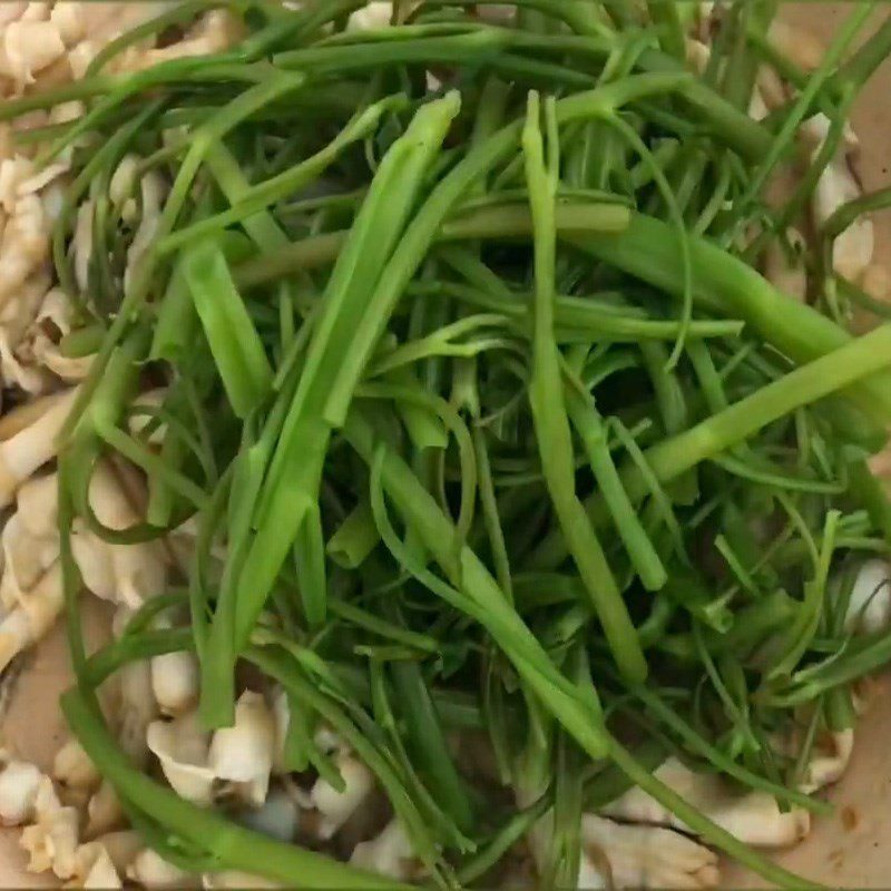 Step 3 Stir-fried razor clams Razor clams stir-fried with water spinach