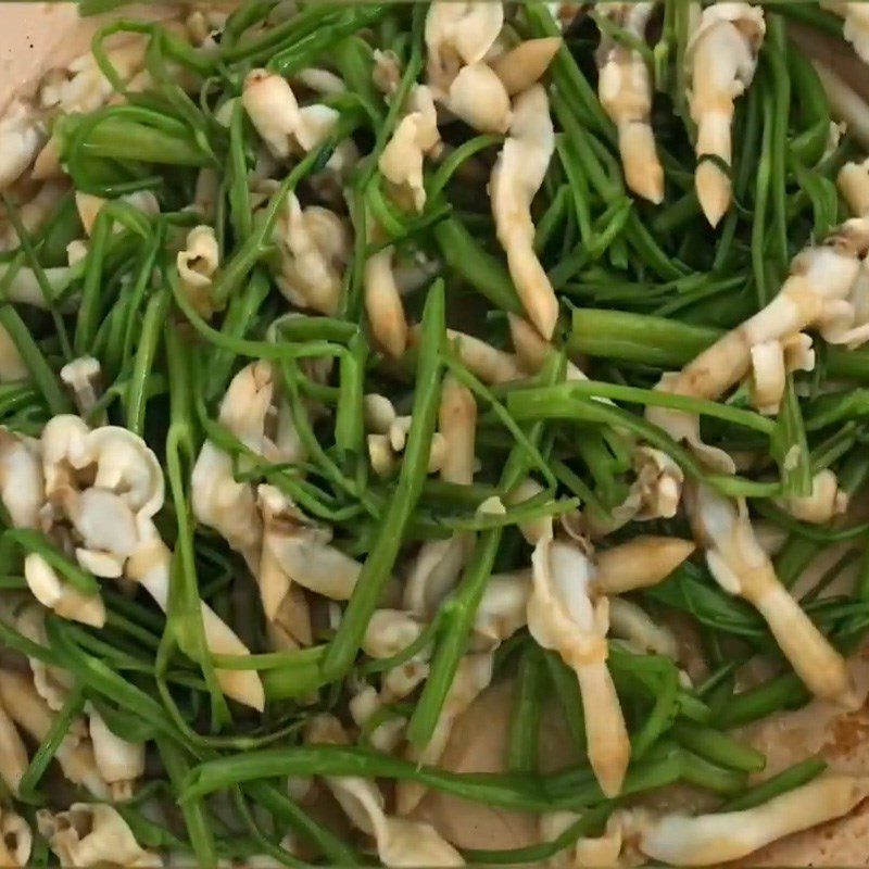 Step 3 Stir-fried razor clams Razor clams stir-fried with water spinach