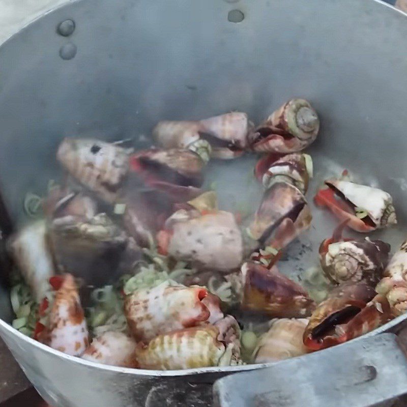 Step 3 Sautéed Jumping Snails Sautéed jumping snails with lemongrass and chili