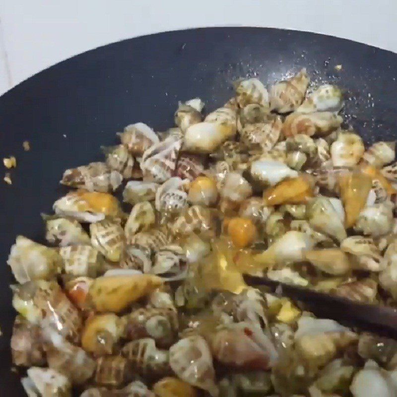 Step 3 Stir-fried jumping snails Stir-fried jumping snails with butter and garlic