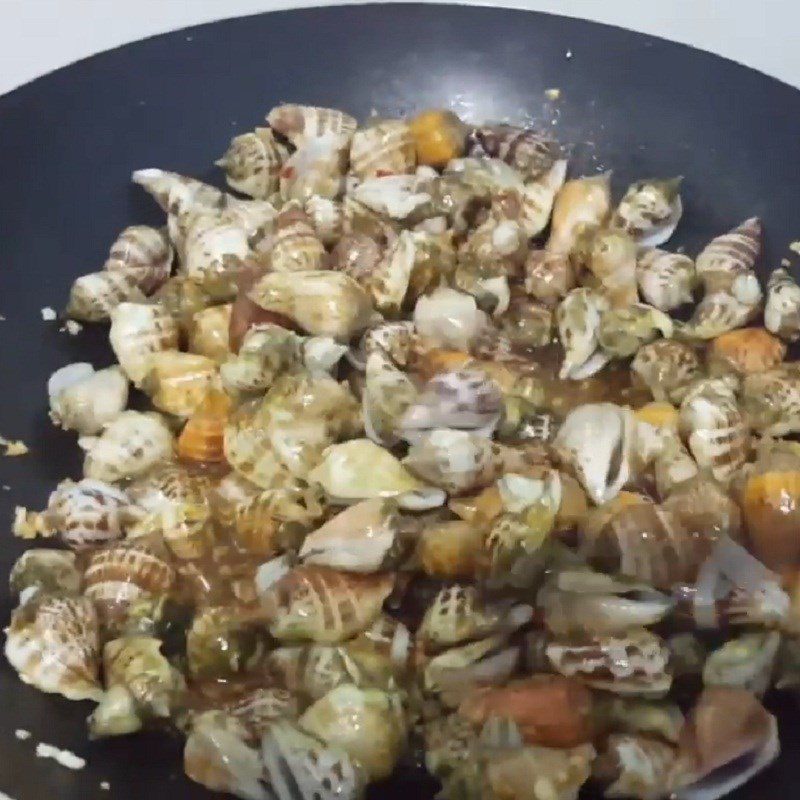 Step 3 Stir-fried jumping snails Stir-fried jumping snails with butter and garlic