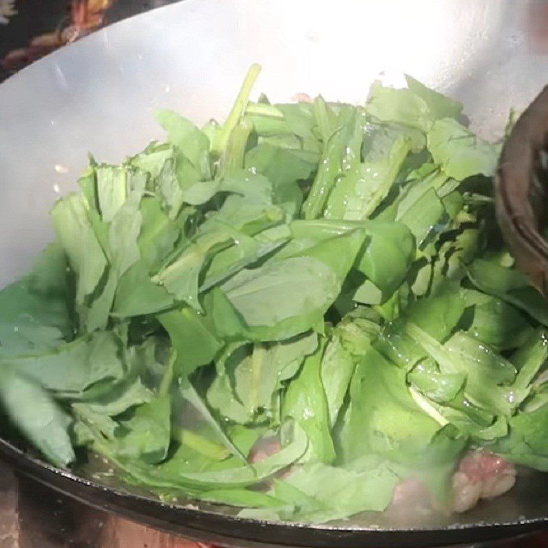 Step 3 Stir-fried dandelion greens with beef