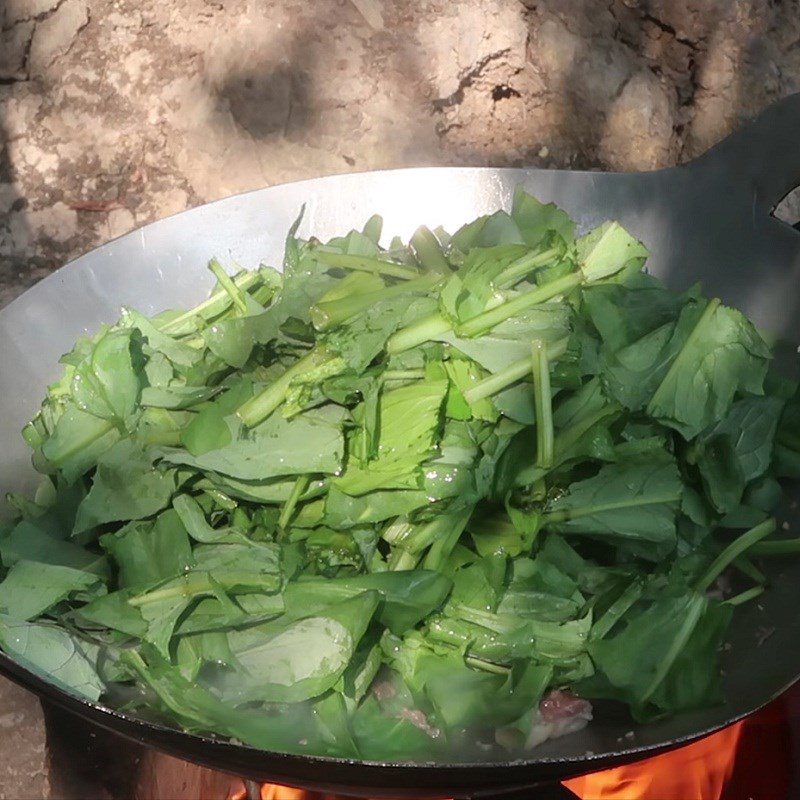 Step 3 Stir-fried dandelion greens with beef