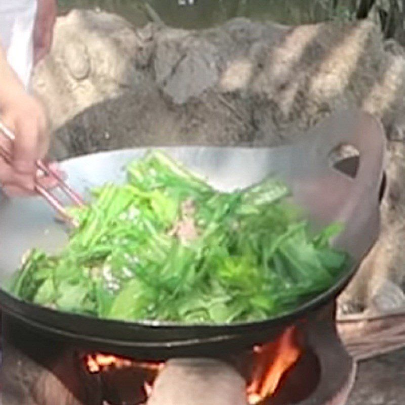 Step 3 Stir-fried dandelion greens with beef