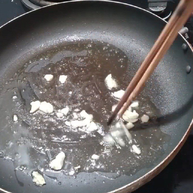 Step 2 Stir-fry the vegetables Stir-fried dandelion with garlic