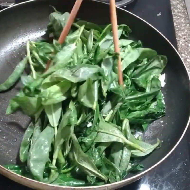 Step 2 Stir-fry the vegetables Stir-fried dandelion with garlic