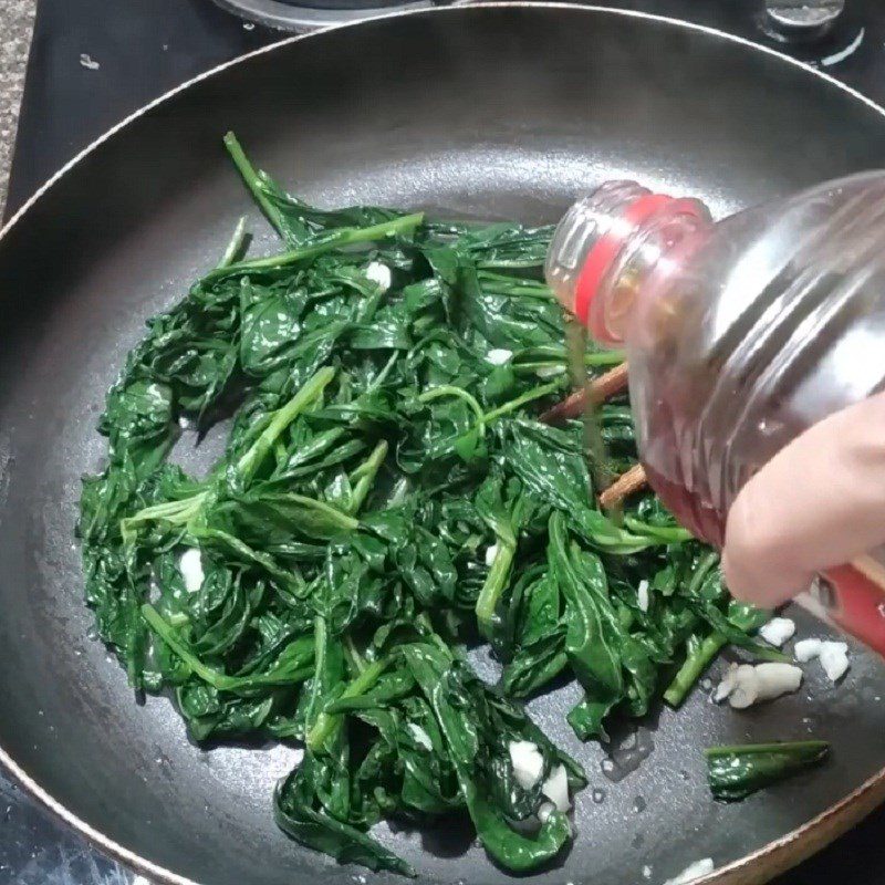 Step 2 Stir-fry the vegetables Stir-fried dandelion with garlic