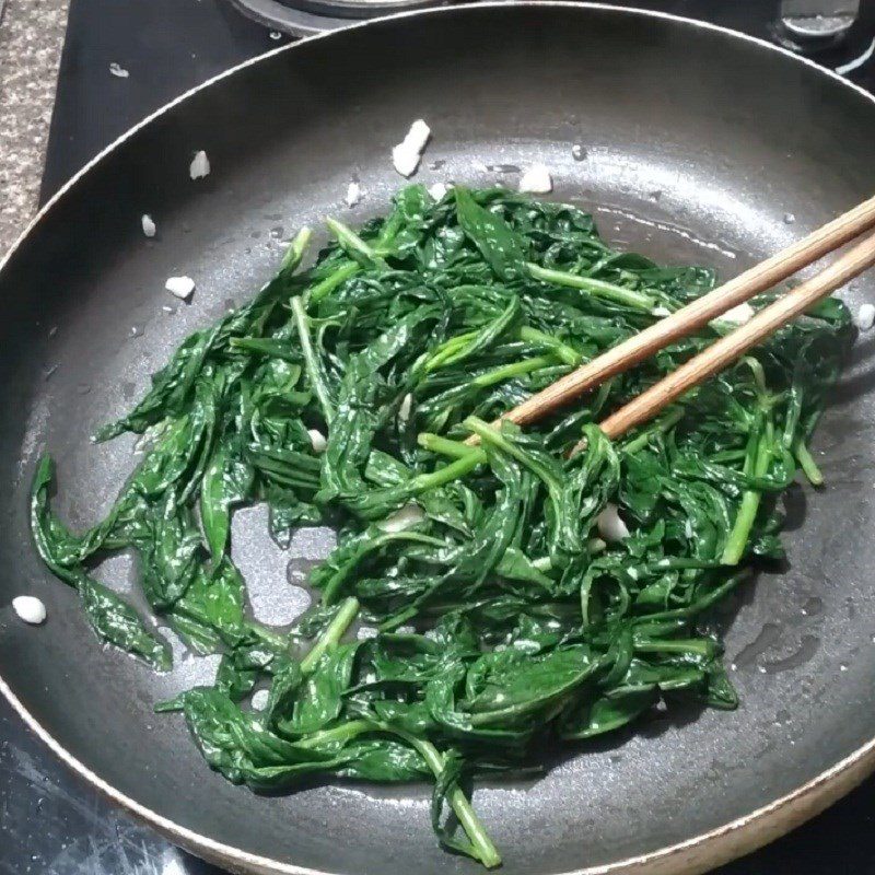 Step 2 Stir-fry the vegetables Stir-fried dandelion with garlic