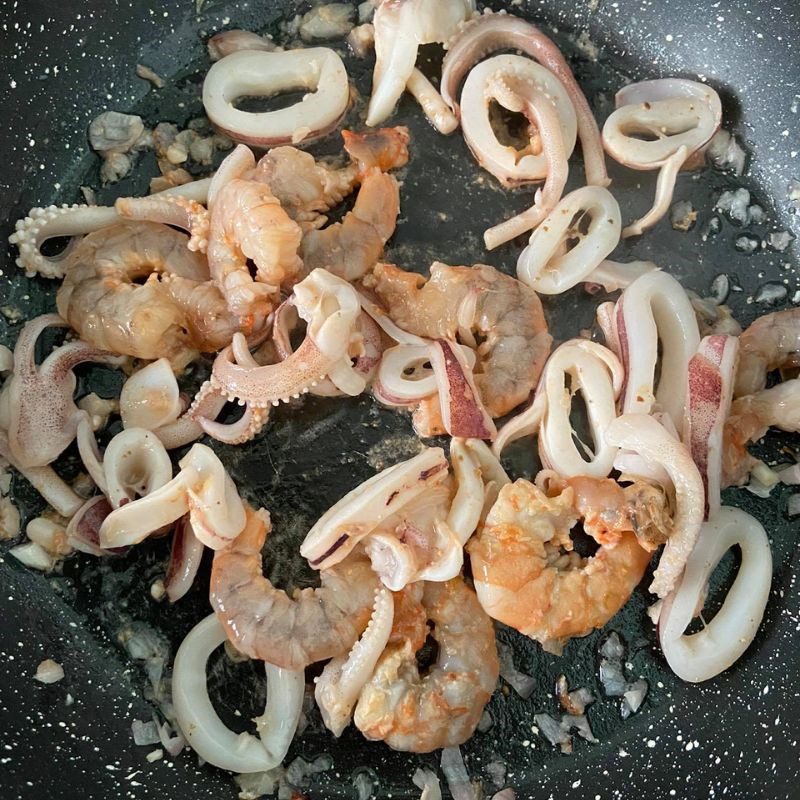 Step 3 Stir-fried greens and squid shrimp Stir-fried squid shrimp noodles